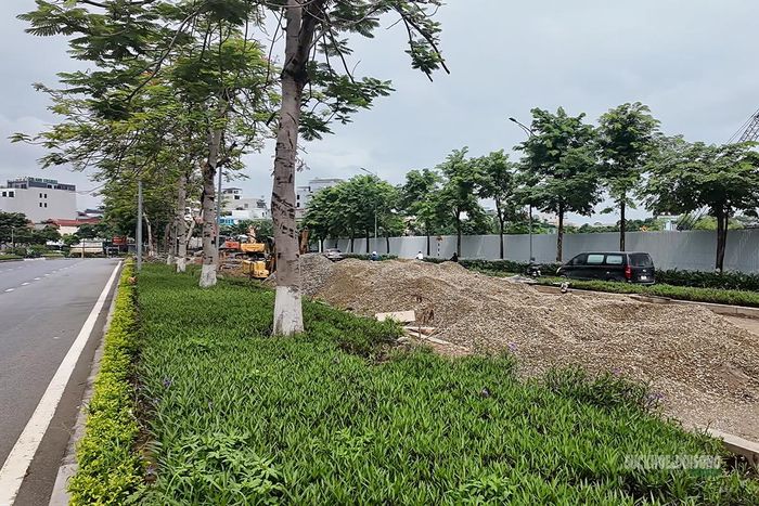 Đá dăm, vật liệu xây dựng được tập kết bên làn đường phục vụ thi công.