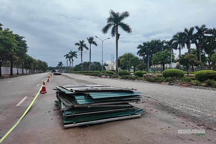 Một đoạn mặt đường đang được xử lý, hoàn trả sau thi công.