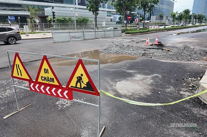 Khu vực thi công được căng dây cảnh báo, bảo đảm an toàn giao thông.
