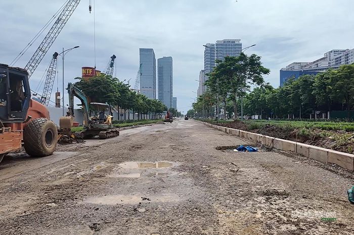Nhiều phương tiện, máy móc thi công hoạt động trên tuyến.