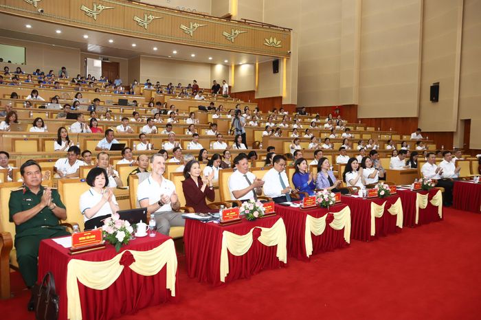 Các đại biểu tham dự lễ mít tinh.