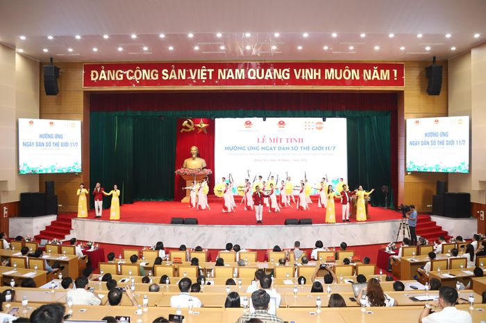 Lễ mít tinh hưởng ứng Ngày Dân số thế giới 11/7.