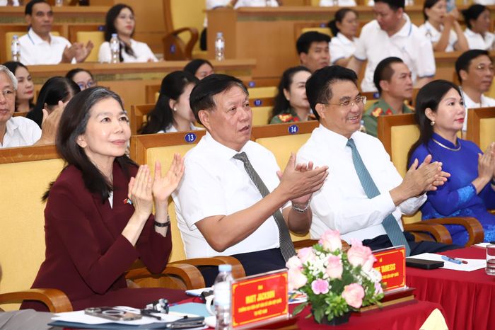 Thứ trưởng Bộ Y tế Đỗ Xuân Tuyên, ông Lê Quang Hòa - Phó Chủ tịch UBND tỉnh Hưng Yên và bà Pauline Tamesis - Điều phối viên thường trú Liên Hợp Quốc tại Việt Nam và các đại biểu.
