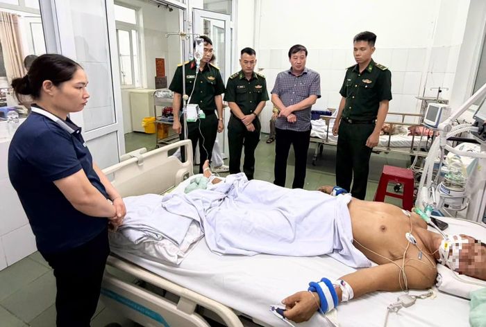 Lãnh đạo UBND Đặc khu Vân Đồn cùng lực lượng chức năng tìm kiếm cứu nạn, cứu hộ đã đến thăm hỏi, động viên gia đình nạn nhân đang cấp cứu tại Bệnh viện Đa khoa khu vực Vân Đồn.Ảnh: ĐKVĐ.