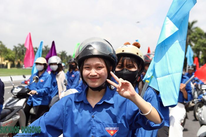 Nhiều đoàn viên, thanh niên tham gia diễu hành cho biết hoạt động không chỉ là dịp hưởng ứng Ngày Dân số Thế giới mà còn giúp mỗi người hiểu rõ hơn trách nhiệm của thế hệ trẻ đối với công tác dân số trong giai đoạn mới.