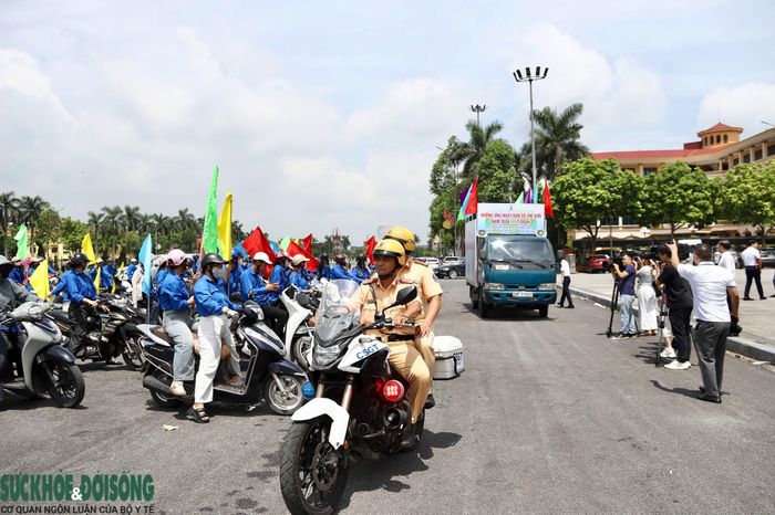 Theo lực lượng chức năng, công tác dẫn đoàn được triển khai chặt chẽ, bảo đảm an toàn cho đoàn diễu hành và duy trì trật tự, an toàn giao thông trên toàn tuyến.
