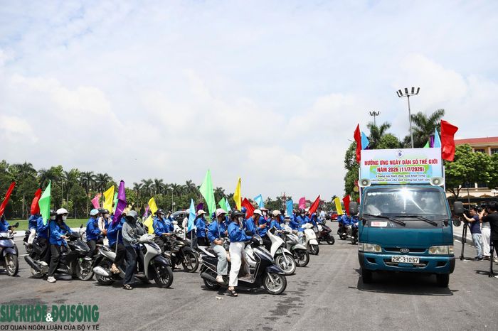 Theo sau xe dẫn đoàn là xe tuyên truyền lưu động mang các pa nô, băng rôn cổ động hưởng ứng Ngày Dân số Thế giới năm 2026.