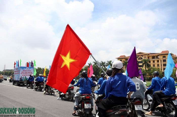 Sau Lễ Mít tinh hưởng ứng Ngày Dân số Thế giới năm 2026, hàng trăm đoàn viên, thanh niên và sinh viên đã tham gia diễu hành cổ động trên nhiều tuyến phố của tỉnh Hưng Yên.