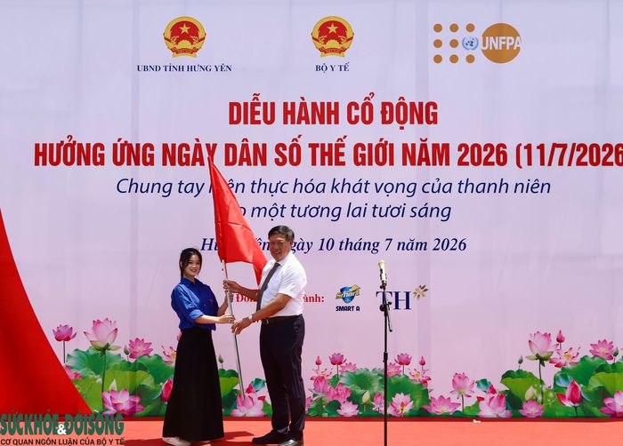 Thứ trưởng Bộ Y tế Đỗ Xuân Tuyên trao cờ lệnh xuất hành, chính thức khởi động hoạt động diễu hành cổ động hưởng ứng Ngày Dân số Thế giới năm 2026.
