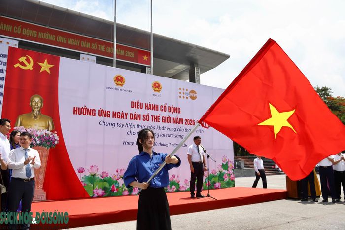 Đại diện đoàn diễu hành phất cao cờ Tổ quốc, phát lệnh xuất hành.