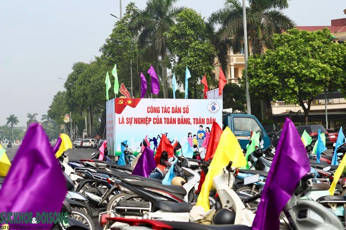 Ngay từ sáng sớm, công tác chuẩn bị cho đoàn diễu hành đã được hoàn tất, các phương tiện được tập kết đầy đủ tại khu vực tổ chức.