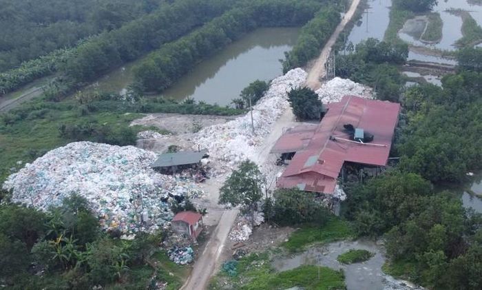 Xã Tân Ninh có 27 hộ tái chế bao bì và 11 hộ thu mua phế liệu, trong đó, các cơ sở tái chế bao bì và sản xuất hạt nhựa là nguồn gây ô nhiễm chính.