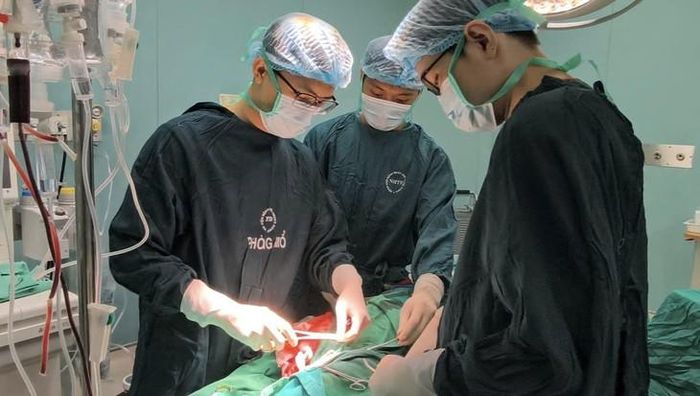 Các bác sĩ tiến hành chích rạch dẫn lưu, cắt lọc bước đầu các mô hoại tử để kiểm soát nguồn nhiễm trùng. Ảnh: BVCC