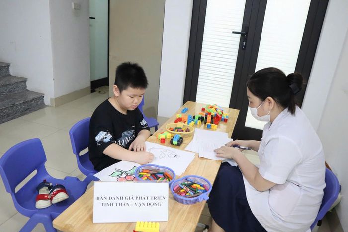 Bàn đánh giá phát triển tinh thần - vận động cho trẻ.