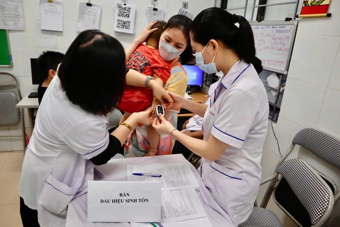 Đo dấu hiệu sinh tồn ở trẻ.