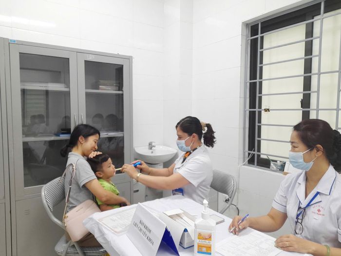 Trẻ được các bác sĩ khám Liên chuyên khoa (mắt, tai mũi họng, răng hàm mặt, da liễu).