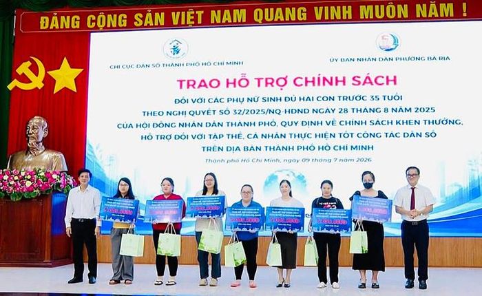 Những phụ nữ sinh đủ hai con trước 35 tuổi được UBND phường Bà Rịa trao hỗ trợ. Ảnh: CCDS.