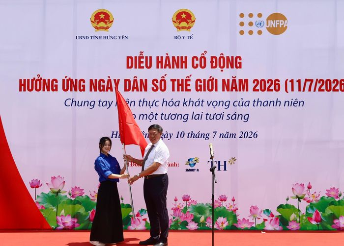 Thứ trưởng Bộ Y tế Đỗ Xuân Tuyên và đại diện tuổi trẻ Hưng Yên tại lễ mít tinh.