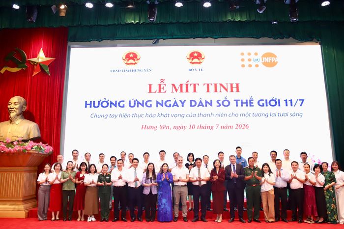 Thứ trưởng Bộ Y tế Đỗ Xuân Tuyên và các đại biểu tại lễ mít tinh.