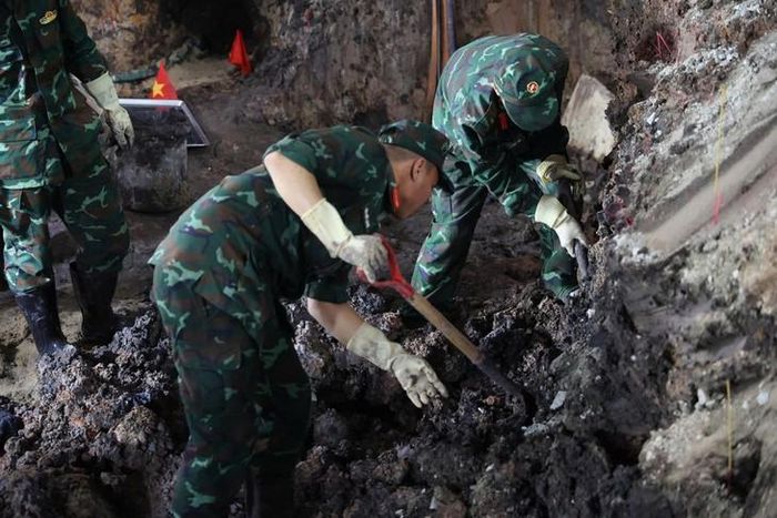 Công tác khai quật, quy tập hài cốt liệt sĩ tại Công viên Lê Thị Riêng. Ảnh: P.Thương