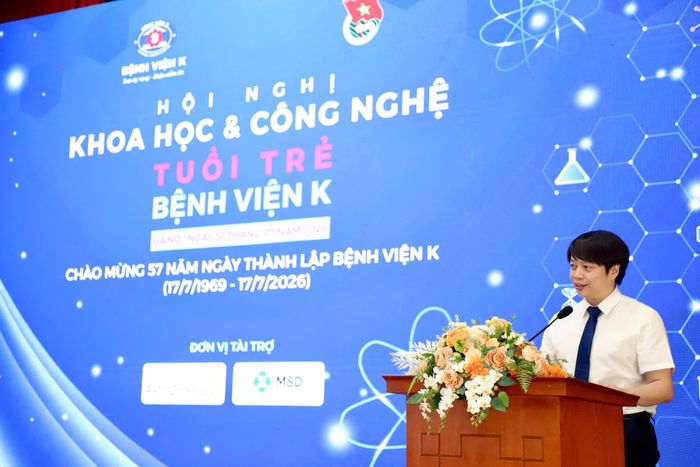 TS Nguyễn Hữu Tú, Phó Chủ tịch Thường trực kiêm Tổng Thư ký Hội Thầy thuốc trẻ Việt Nam phát biểu.