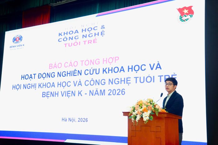 TS.BS Ngô Quốc Duy - Trưởng Phòng Nghiên cứu khoa học báo cáo tổng hợp hoạt động nghiên cứu khoa học tại hội nghị.