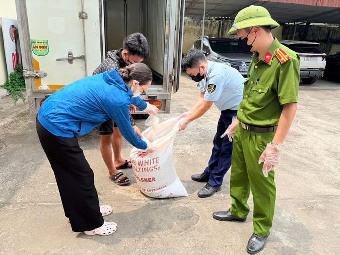 Gần nửa tấn lòng lợn chuyển màu, bốc mùi hôi thối được tài xế xe tải vận chuyển mang đi tiêu thụ. Ảnh: Cơ quan công an.