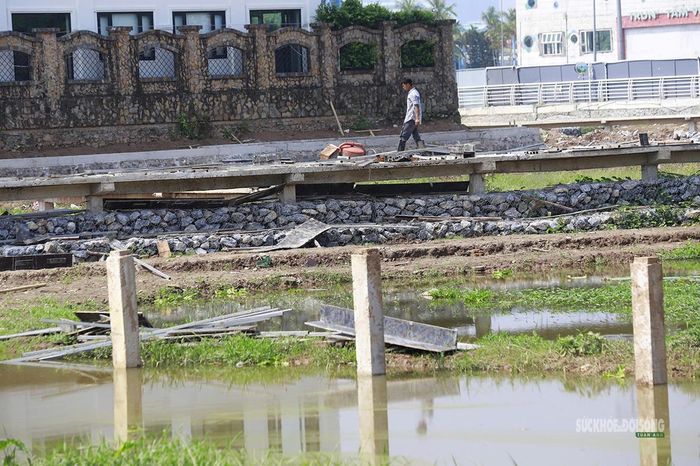 Công nhân thi công trên tuyến đường cảnh quan bắc qua khu vực hồ.