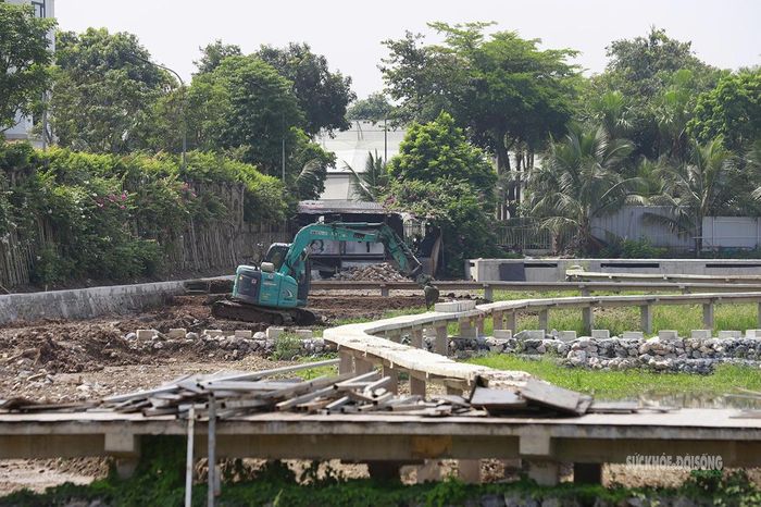 Máy móc thi công trong khu vực hồ Sen.