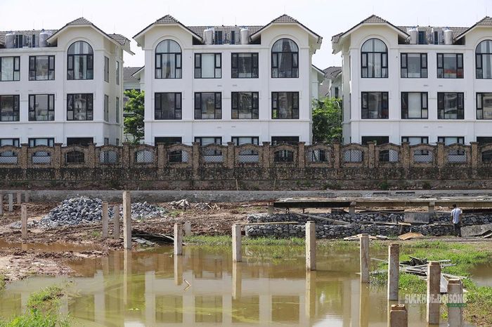 Khu vực sát dãy nhà dân, nhiều hạng mục hạ tầng đang được hoàn thiện.