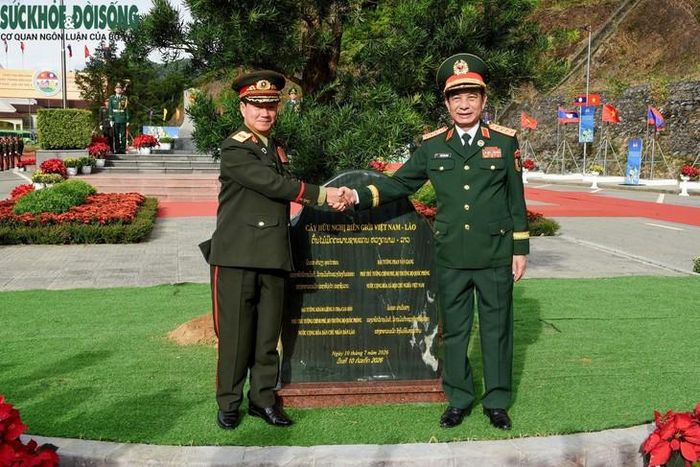 Đại tướng Phan Văn Giang và Đại tướng Khamliang Outhakaysone trồng cây lưu niệm gần cột mốc 460.