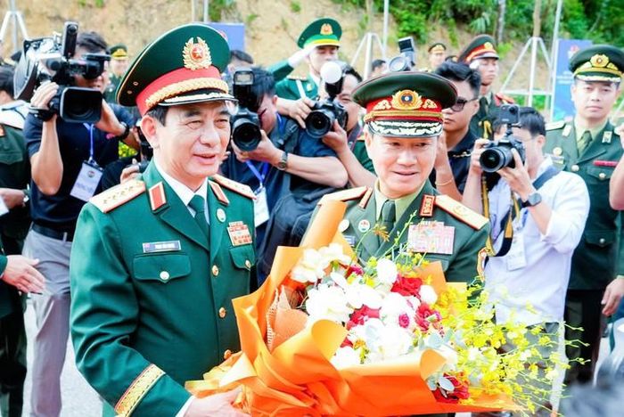 Đại tướng Phan Văn Giang chào đón Đại tướng Khamliang Outhakaysone tại Cửa khẩu Quốc tế Thanh Thủy. Ảnh: Phạm Bằng.