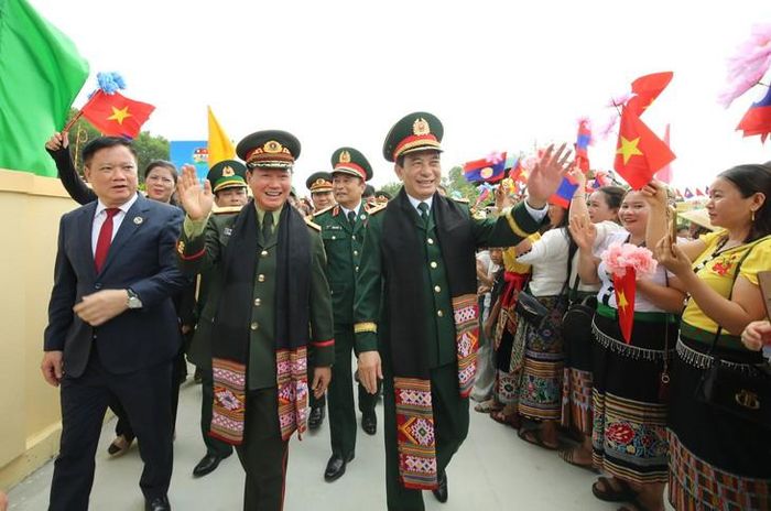 Đại tướng Phan Văn Giang và Đại tướng Khamliang Outhakaysone vẫy chào, giao lưu với người dân hai bên biên giới trong khuôn khổ Giao lưu hữu nghị quốc phòng biên giới Việt Nam - Lào lần thứ 3. Ảnh: Khánh Toàn.