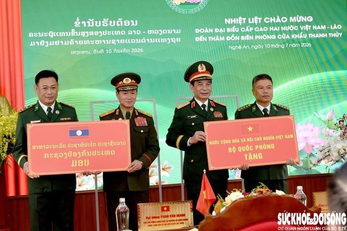Đại tướng Phan Văn Giang và Đại tướng Khamliang Outhakaysone tặng quà cho cán bộ, chiến sĩ Đồn Biên phòng Cửa khẩu Thanh Thủy. Ảnh: Từ Thành