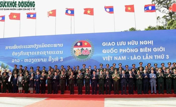 Đoàn đại biểu 2 nước chụp ảnh lưu niệm tại Cửa khẩu Quốc tế Thanh Thủy.