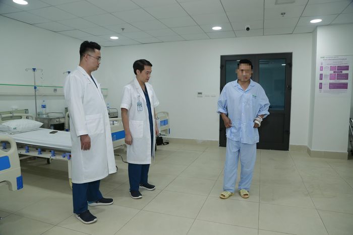 Thành công của ca phẫu thuật giúp bệnh nhân đã tự đi lại sau 14 năm.