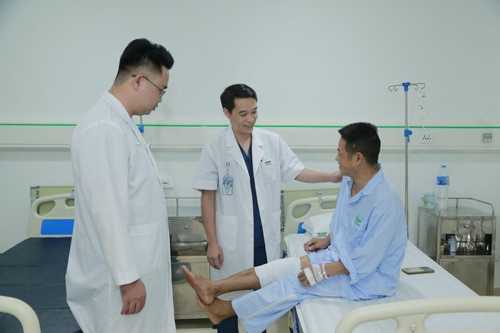 Bác sĩ thăm khám cho bệnh nhân.
