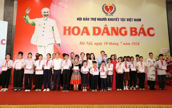 Bộ trưởng Bộ Y tế Đào Hồng Lan trao học bổng cho các học sinh khuyết tật.