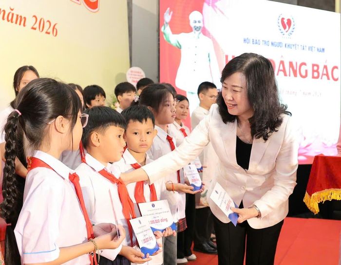 Bộ trưởng Bộ Y tế Đào Hồng Lan trao học bổng cho các học sinh không may bị khuyết tật.