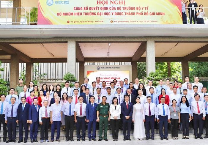 Bộ trưởng Đào Hồng Lan và tập thể cán bộ chủ chốt Đại học Y Dược TPHCM lưu giữ khoảnh khắc kỷ niệm cùng đại biểu.