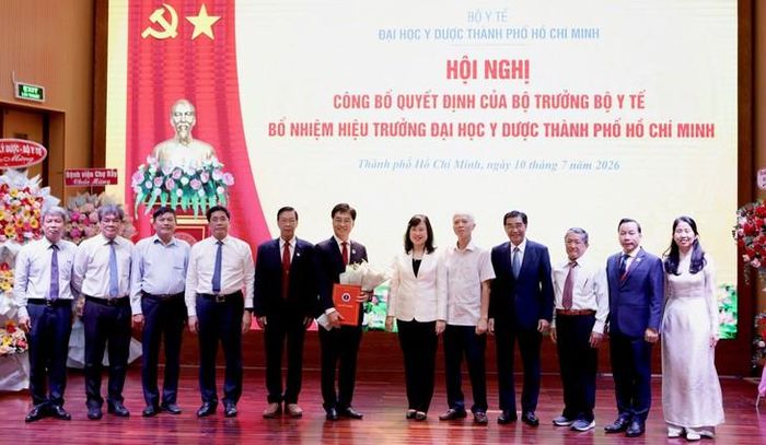 Bộ trưởng Đào Hồng Lan trao Quyết định bổ nhiệm và cùng đại biểu chúc mừng GS.TS.BS Trần Diệp Tuấn.