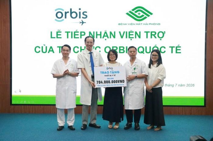 Tại chương trình, bệnh viện Mắt Hải Phòng đã tiếp nhận viện trợ từ tổ chức Orbis quốc tế là trang thiết bị y tế hơn 700 triệu đồng. Ảnh: CTV