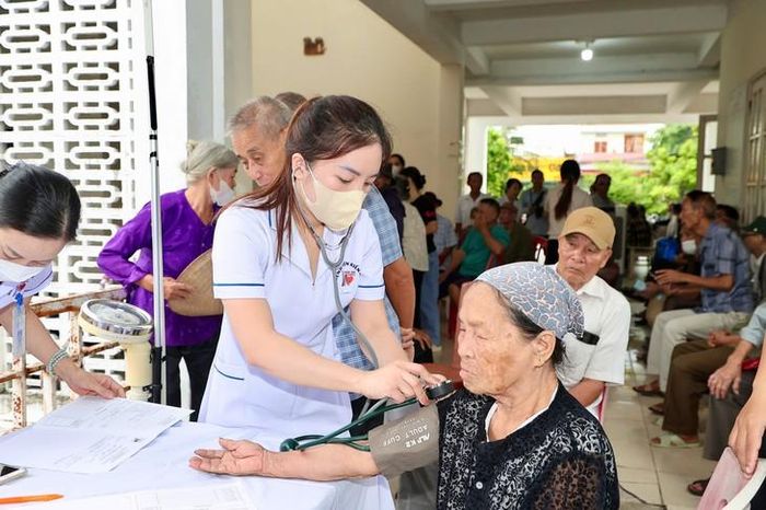 Nhân viên y tế Bệnh viện Kiến An đo huyết áp, kiểm tra sức khỏe cho người cao tuổi tại chương trình.