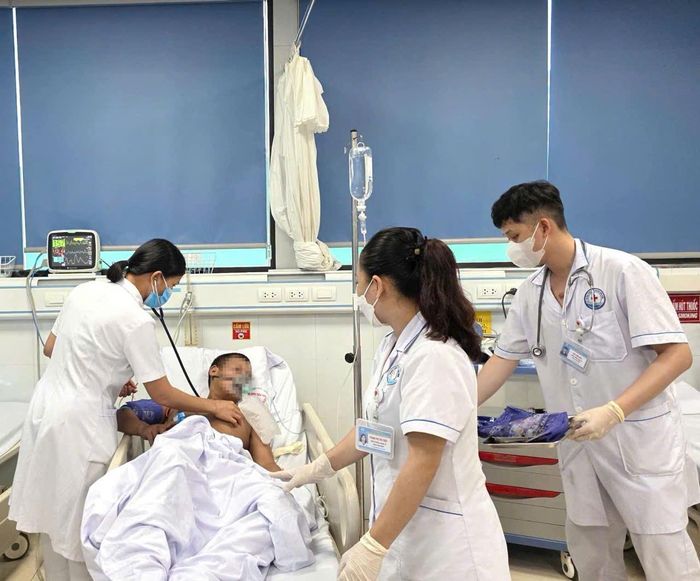 Nạn nhân may mắn thoát nạn được điều trị tại Bệnh viện Đa khoa khu vực Vân Đồn. Ảnh: CTV.