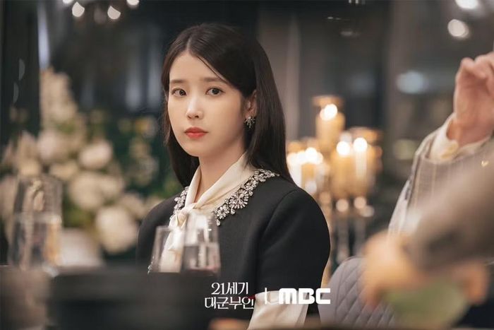 IU trong Perfect Crown.