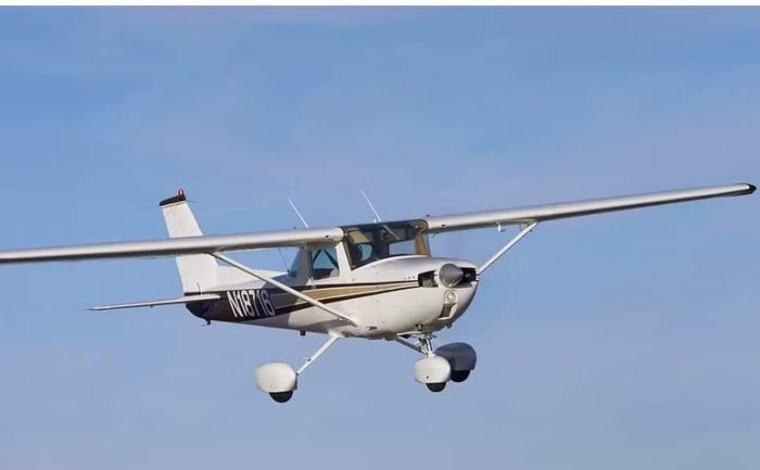 Khi đó, chiếc máy bay Cessna 150 đang bay ở độ cao khoảng 250 mét. Bình tĩnh xử lý tình huống, Rosario lập tức liên lạc với kiểm soát không lưu, tự điều khiển máy bay quay trở lại sân bay và hạ cánh an toàn.