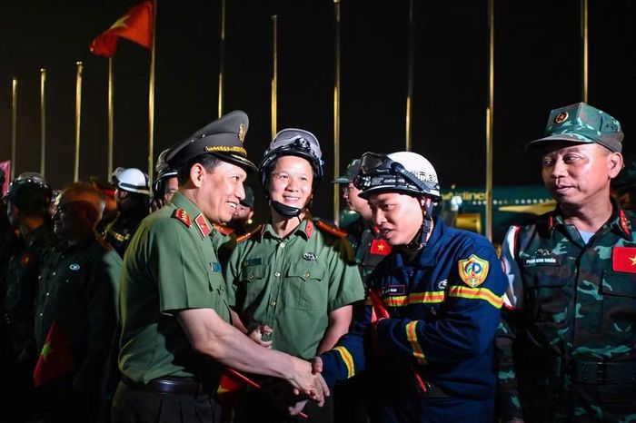 Có mặt tại sân bay để đón đoàn, Thượng tướng Lê Văn Tuyến - Thứ trưởng Bộ Công an cùng đông đảo các đoàn đại biểu thuộc 2 lực lượng đã dành cho những cán bộ, chiến sĩ trở về sự đón tiếp trang nghiêm và ấm áp nhất.