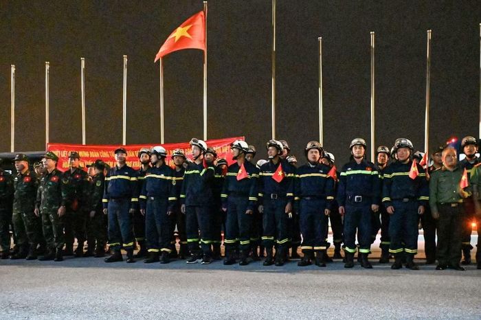 Trước đó, khoảng 23h30 đêm 8/7, chuyến bay đặc biệt đã cất cánh từ sân bay Nội Bài sang Venezuela đón Đoàn cứu nạn, cứu hộ Việt Nam về nước, hoàn thành sứ mệnh cứu trợ người dân nước bạn sau thảm họa động đất.