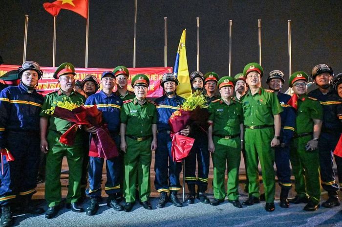 Những bó hoa tươi thắm được trao tay thay lời tri ân gửi đến những "chiến binh" quả cảm đã hoàn thành xuất sắc nhiệm vụ hỗ trợ nước bạn khắc phục hậu quả thảm họa động đất.