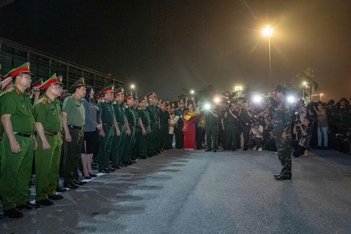 Sau gần 2 tuần nỗ lực xuyên đêm trong các đống đổ nát, đoàn Việt Nam đã tìm thấy 57 nạn nhân, tiến hành bàn giao cho chính quyền Venezuela.